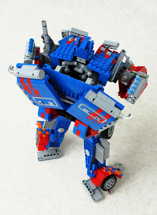 Illustration for article titled Esta réplica de Optimus Prime en Lego se puede transformar en robot